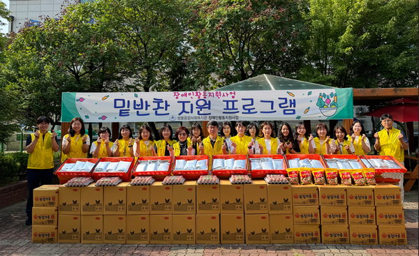 ▲밑반찬 지원 기념 촬영 ⓒ쌍봉종합사회복지관