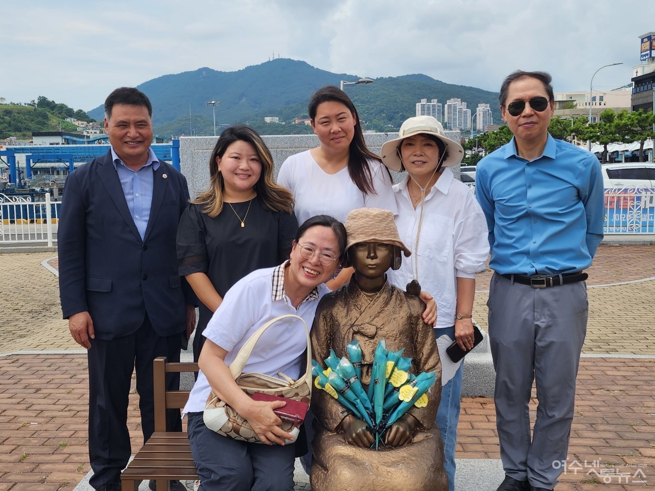 ▲ 이들은 여순사건 추모비 참배후 중앙동 여수평화의 소녀상을 찾았다 ⓒ심명남