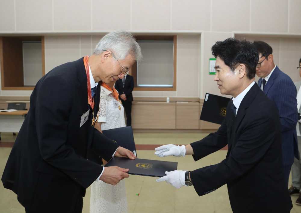 ▲ 퇴직교원 훈·포장 전수식