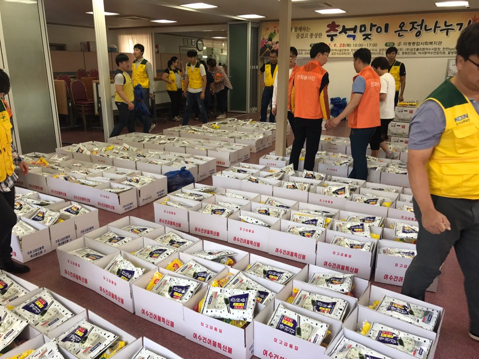 추석선물상자를 포장하고 있다. (자료사진)