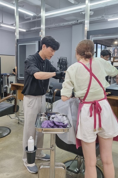 ▲ 어머니가 지지해 주셔서 미용사가 되었다는 장수석(왼쪽)씨는 일을 할 때가 가장 행복하다고 말한다. 자신이 좋아하는 일을 할 때, 몰입도와 직업의 만족도도 높아진다고 했다. ⓒ 정영우