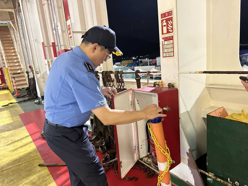 ▲ 선내 소방 시설을 점검하는 해경