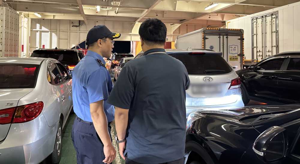 ▲ 차량 적재 공간을 확인하는 점검단