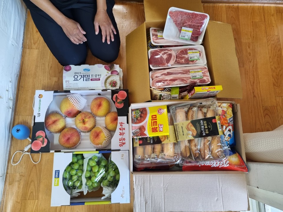 ▲이랜드복지재단 후원으로 위기가정에 식료품과 생필품을 전달하고 있는 모습 ⓒ쌍봉복지관