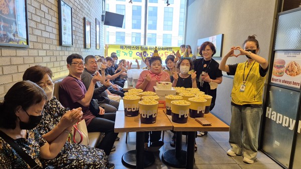 ▲ 즐거운 영화관 나들이  &  이용자 생일축하  ⓒ쌍봉종합사회복지관