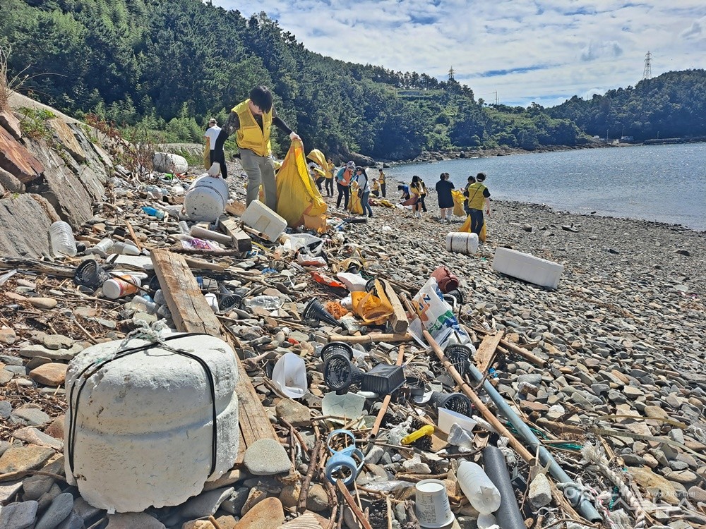 ▲금호석유화학, 해양환경인명구조단, 여수넷통뉴스, 한영대학교, 여수꽃사모 회원들이 백야도 몽돌해변에서 해양정화활동을 하고 있다. ⓒ조찬현