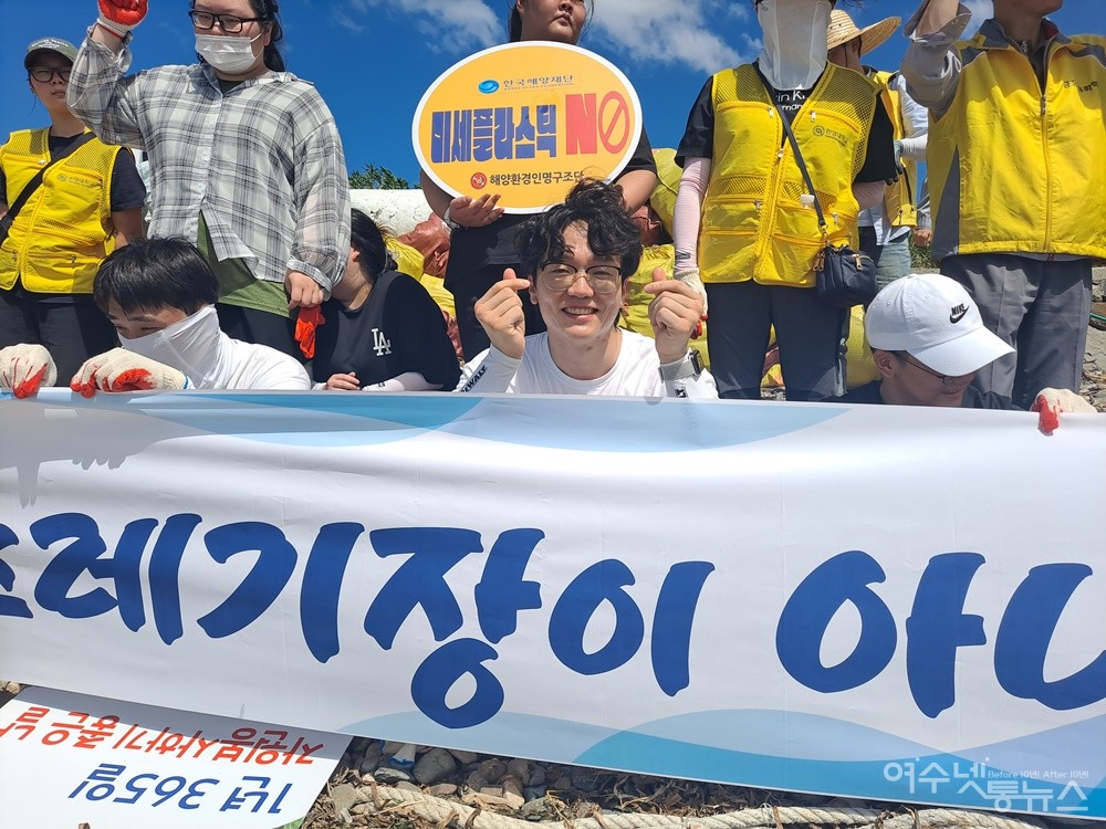 ▲한영대학교 봉사팀을 이끌고 온 김한성 교수가 손 하트를 만들며 활짝 웃고 있다. ⓒ조찬현