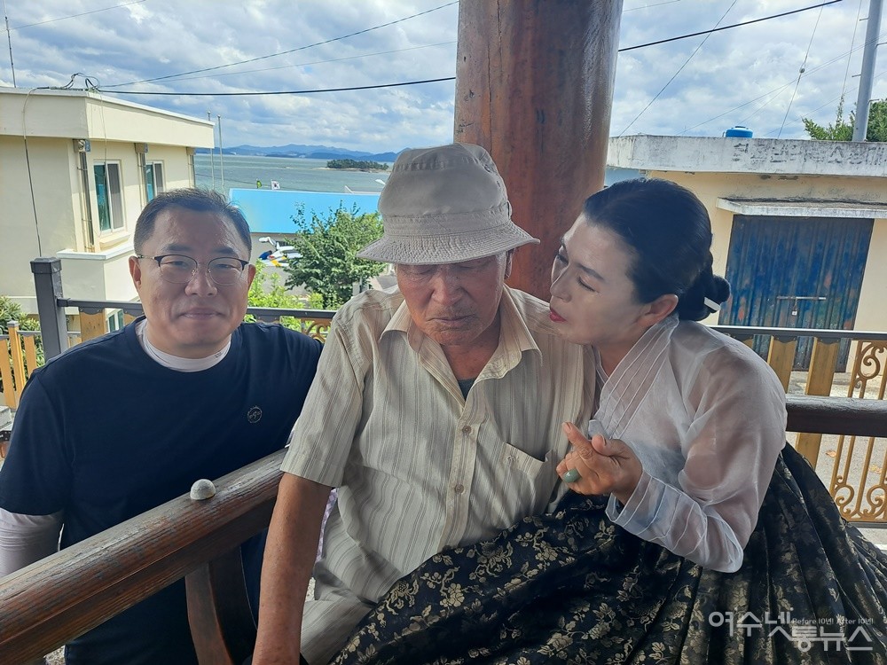 ▲ 민요 가수 엄수현씨(우측)는 자원봉사 10년째다. ⓒ조찬현