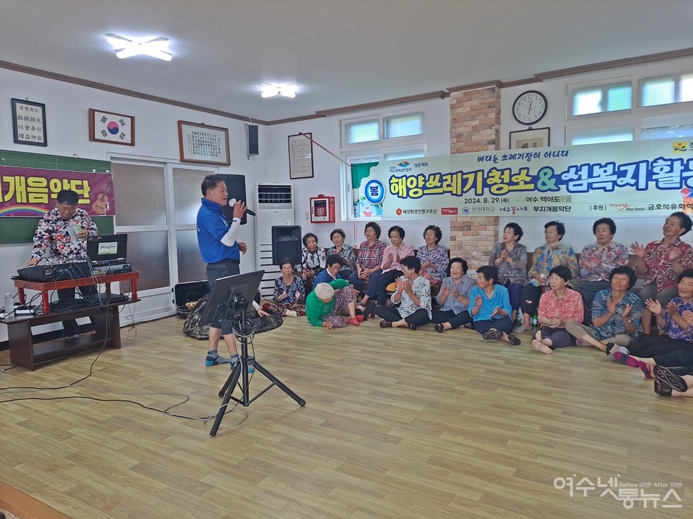 ▲해양환경인명구조단 여수구조대 유순식 대원이 열창을 하고 있다. ⓒ조찬현