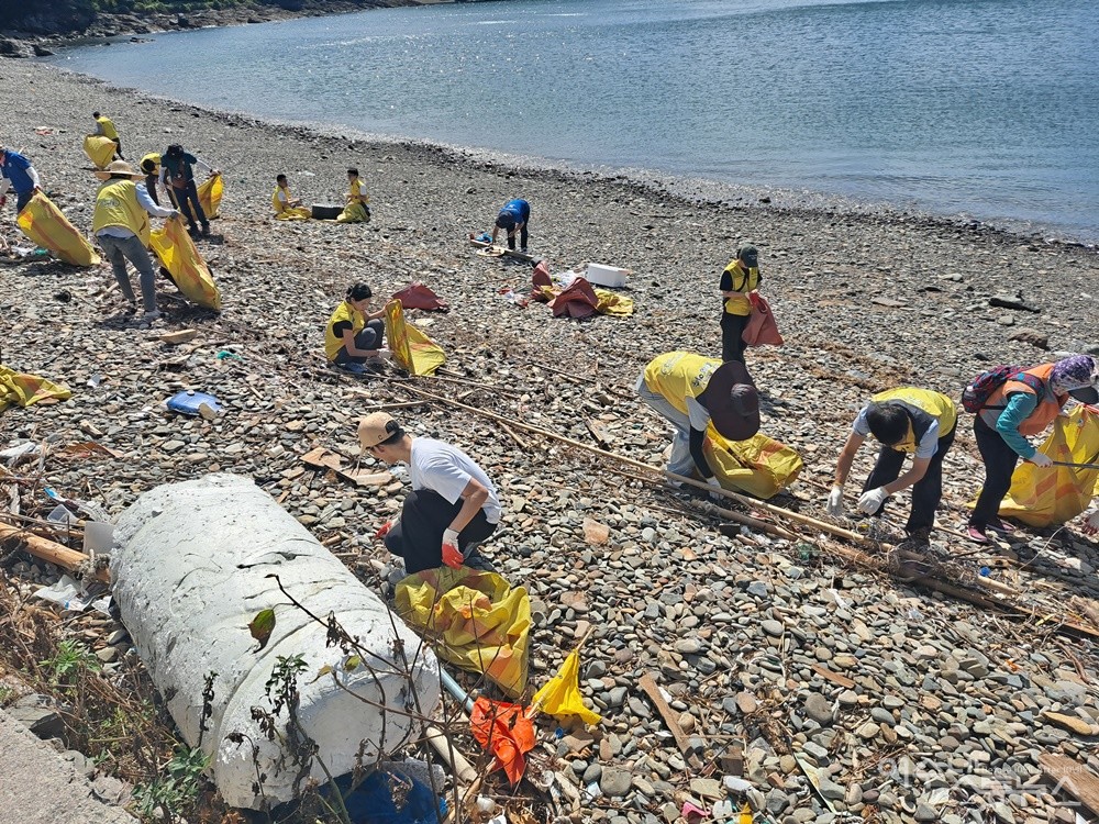 ▲자원봉사자들이 여수 백야도 몽돌해변에서 쓰레기를 줍고 있다. ⓒ조찬현