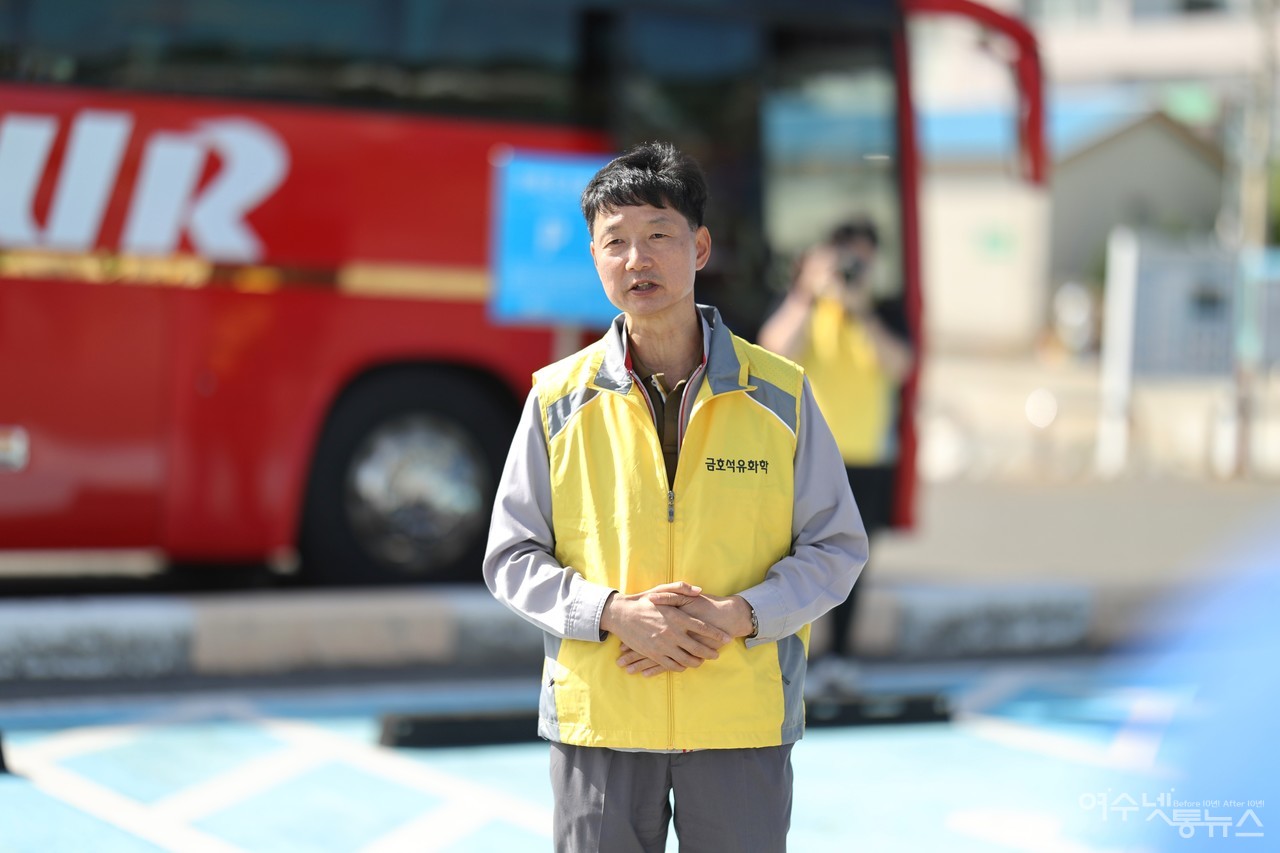 ▲ 금호석유화학 김담희 부장은 "여러분과 청소하게 되어 뜻깊은 자리"라며 고마움을 표시했다 ⓒ허재구