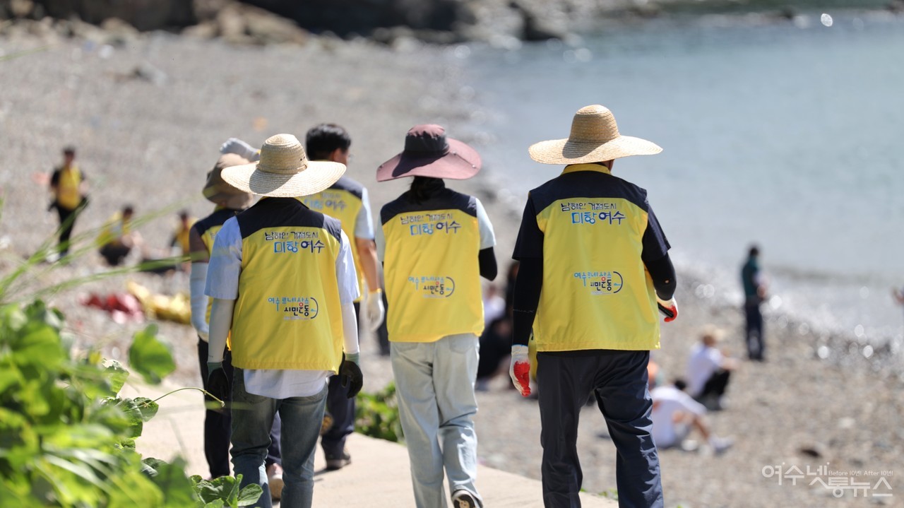 ▲ 자원봉사자들이 해안청소에 나서는 모습 ⓒ허재구