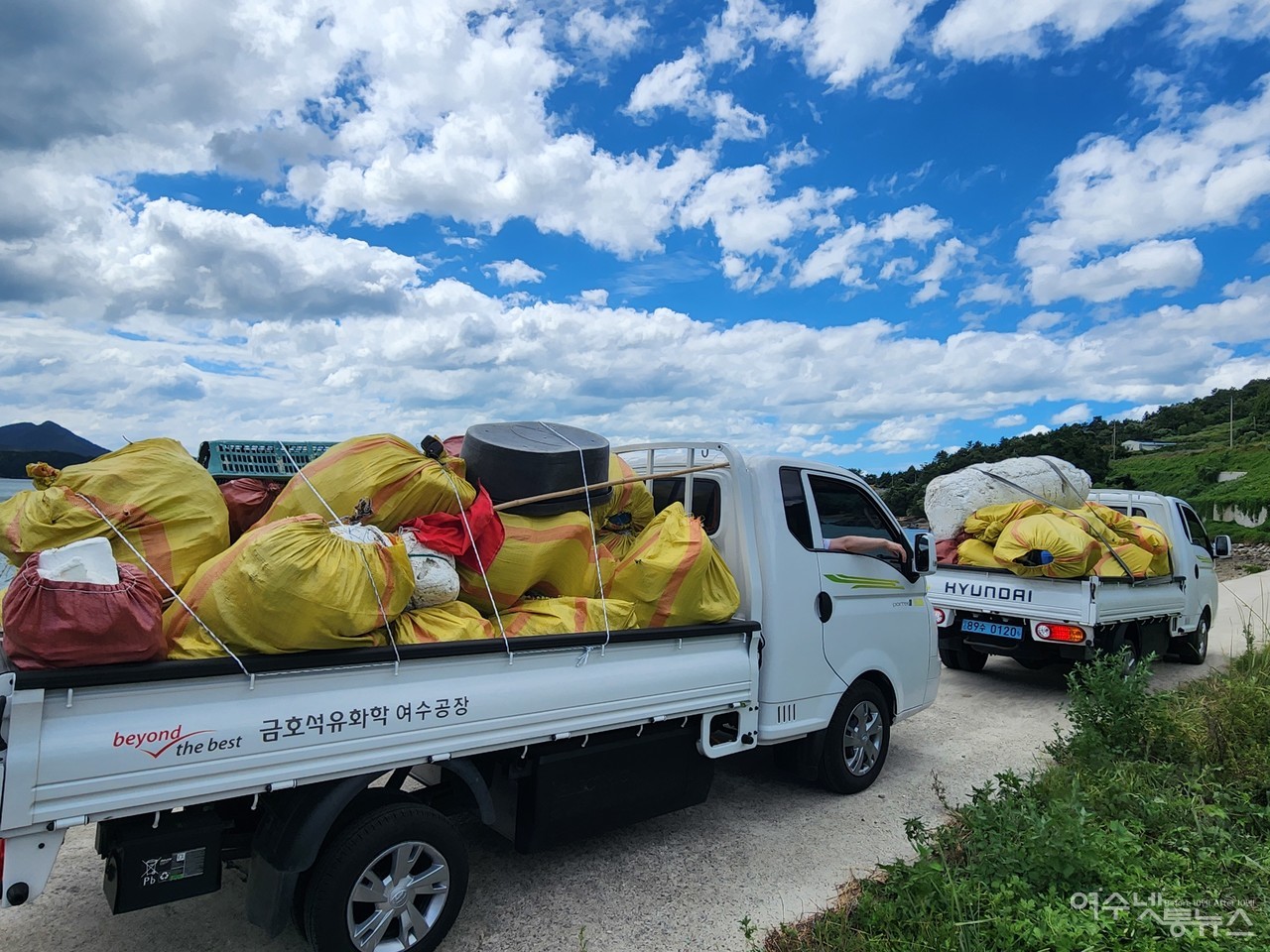 ▲ 쓰레기를 가득실은 트럭이 청소를 마치고 움직이고 있다 ⓒ심명남