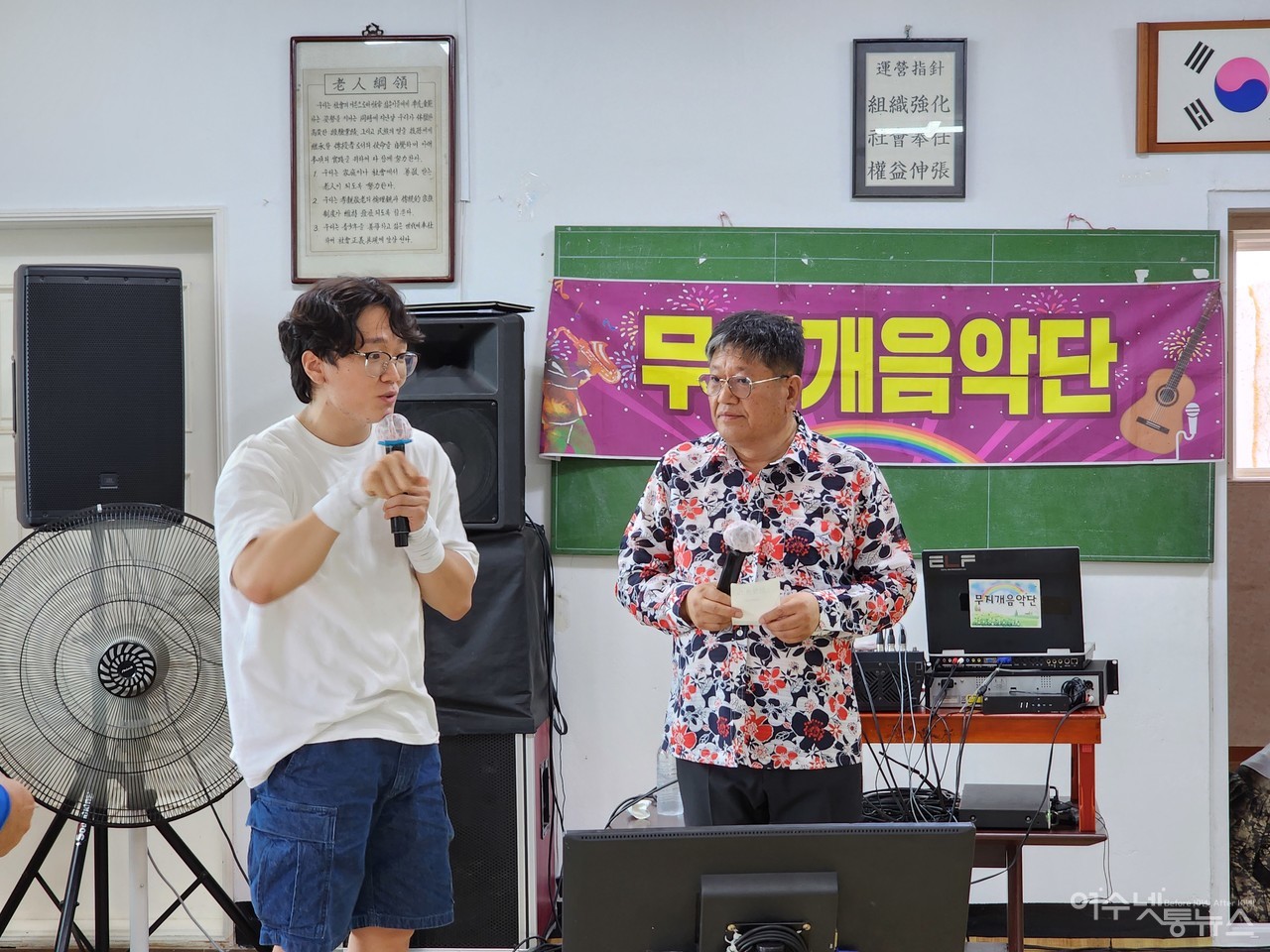 ▲ 한영대학 김한성 교수가노래에 앞서 어르신들께 건강하라는 말을 전하고 있다 ⓒ심명남