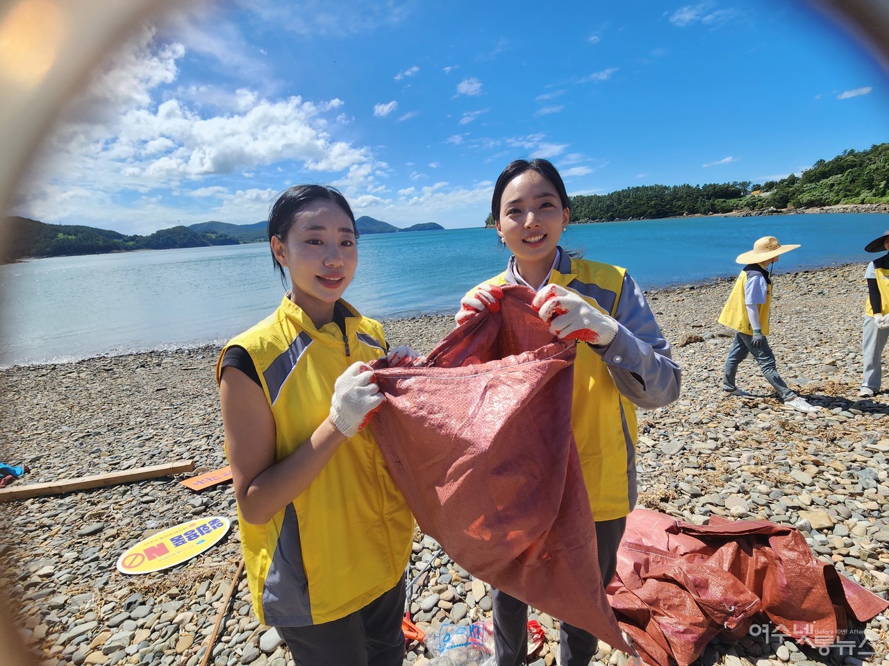 ▲ 봉사활동에 참가한 금호석유화학 발전기술팀 손아민(좌 31세)씨와 생산팀 김채원(27세)씨 ⓒ심명남