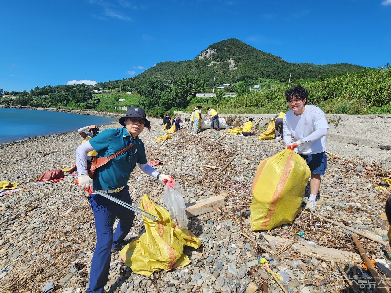 ▲ 제자들과 봉사활동에 나선 한영대학 화공산업공학 이재근 교수(좌)와 화공학과 감한성 교수 ⓒ심명남