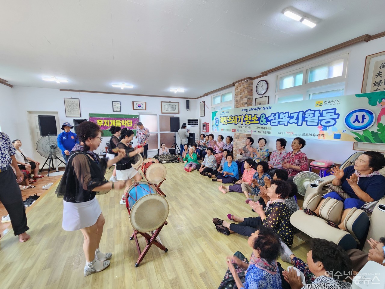 ▲ 무지개 음악단에 맞춰 흥겹게 공연하는 고고장구 단원들 ⓒ심명남