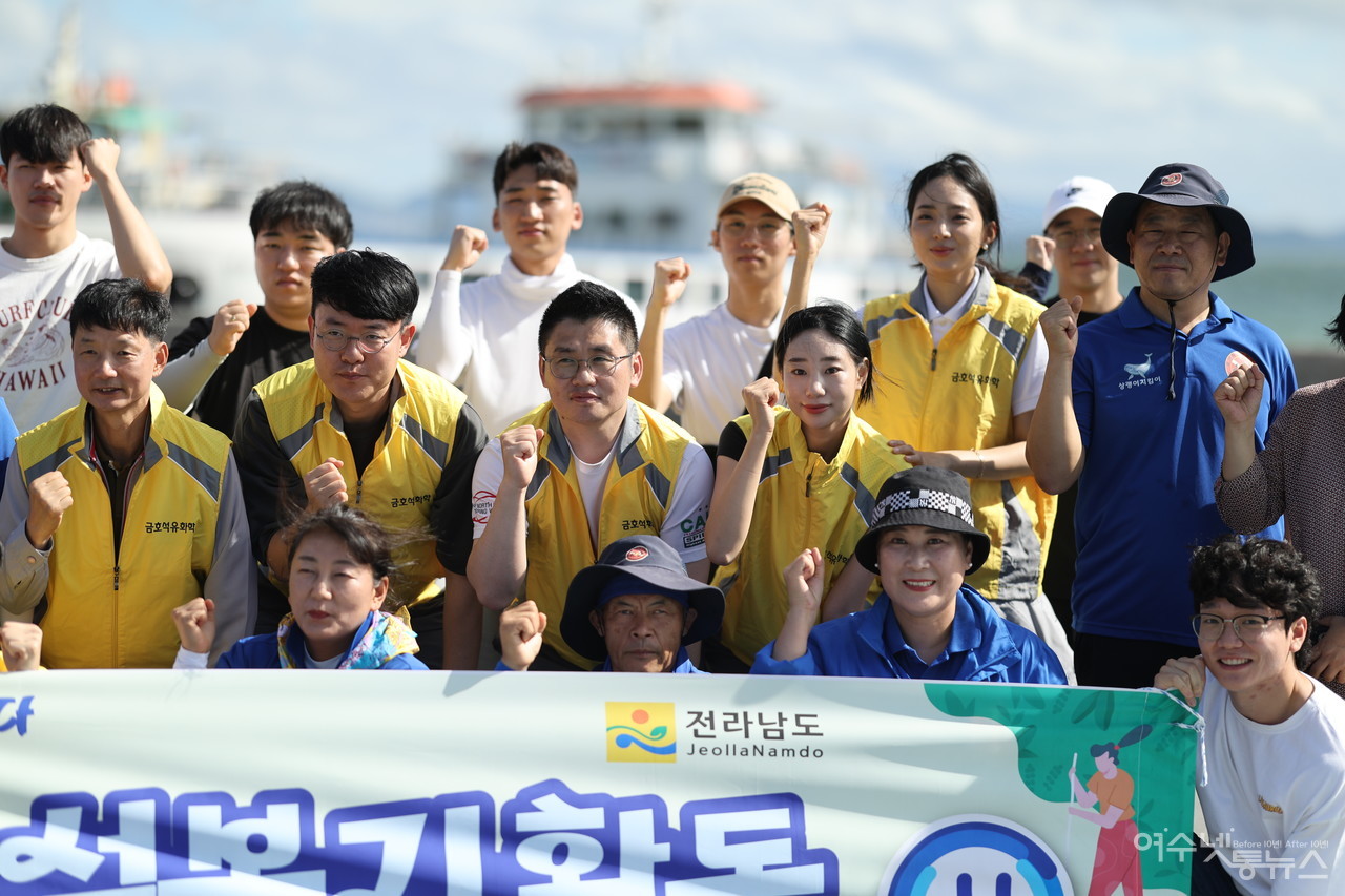 ▲ 백야도 해안쓰레기 청소 봉사활동을 마친 회원들이 활짝 웃으며 한컷 ⓒ허재구