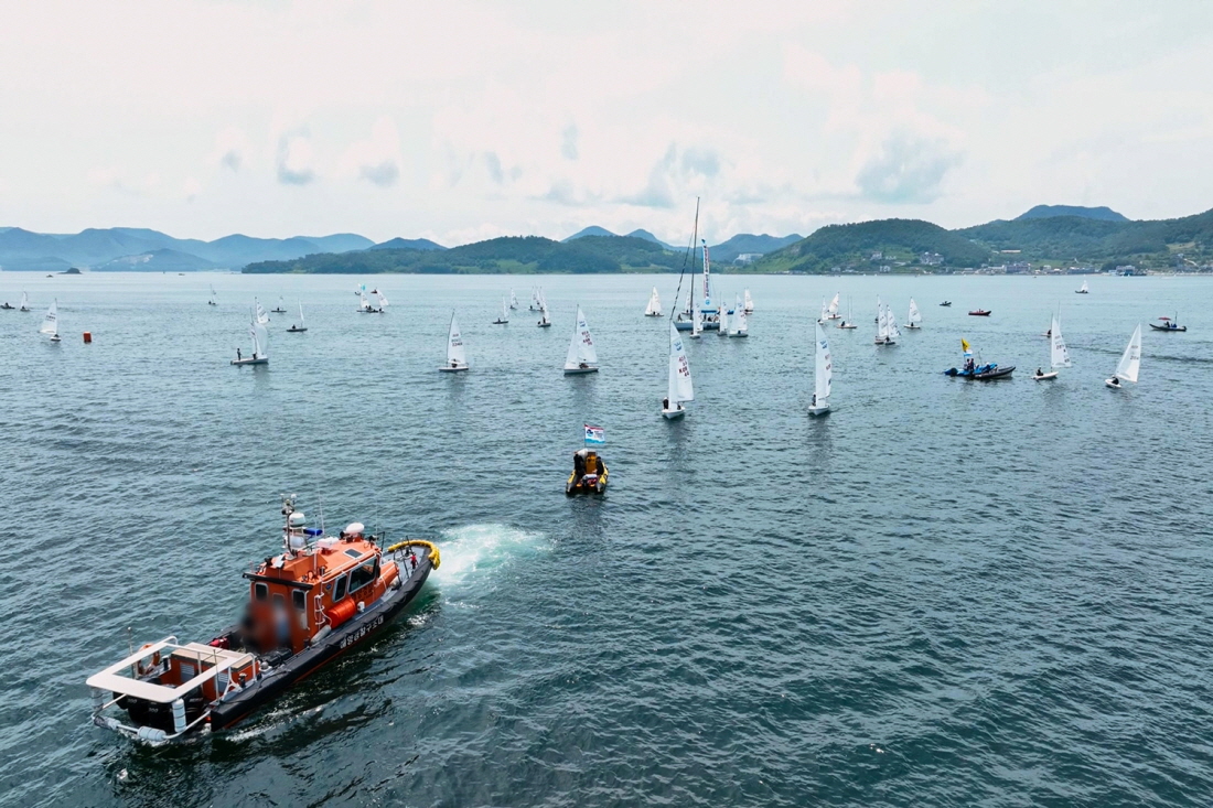 ▲지난해 전국요트대회 해상 안전관리하고 있는 해양경찰 구조정 ⓒ여수해경 (자료사진)