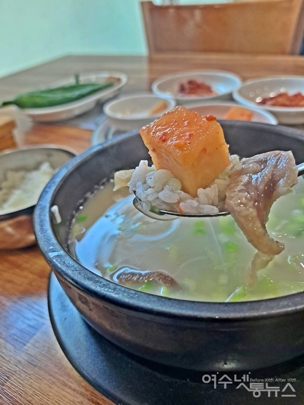 ▲곰탕에 깍두기나 묵은지를 올려 먹으면 그 맛이 배가된다. ⓒ조찬현