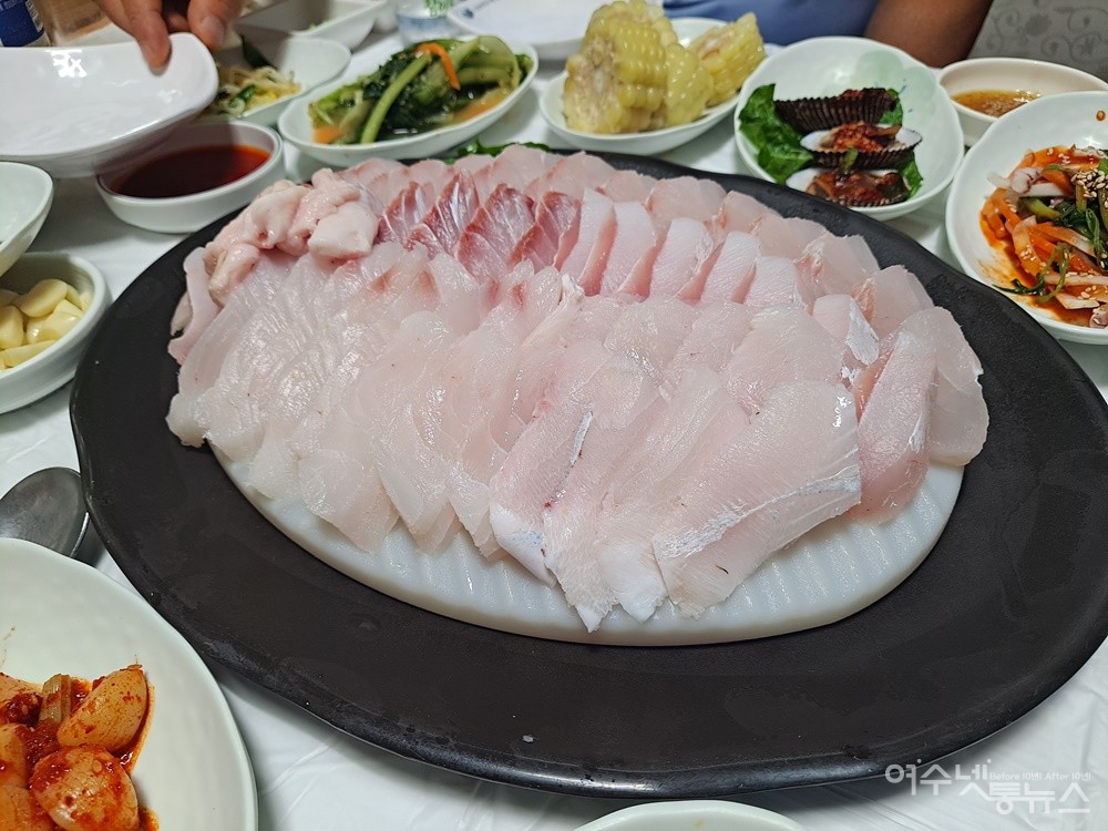 ▲민어회는 달보드레한 부드러운 식감이 좋다. ⓒ조찬현