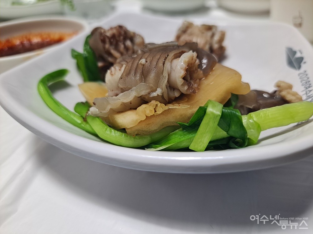 ▲꼼장어수육이다. 부추와 묵은지 꼼장어가 합세하면 최고의 맛을 연출한다.  ⓒ조찬현