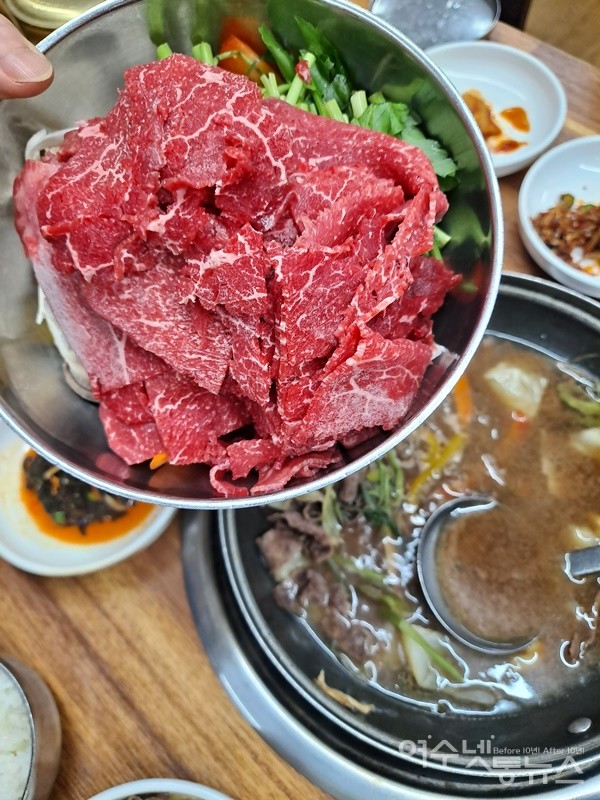 ▲무한리필을 시켰다. 선홍빛의 때깔 고운 소고기를 듬뿍 내준다.  ⓒ조찬현