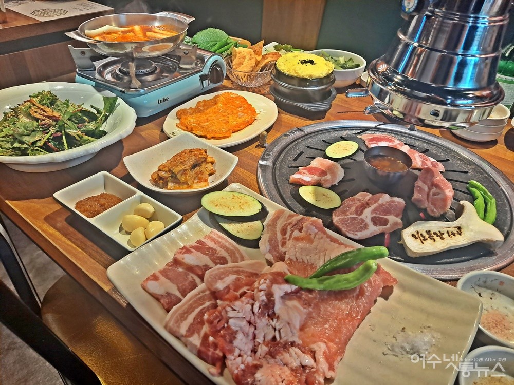 ▲여수 ‘지노목장 오늘의 한돈 모둠세트’ 기본 상차림이다. ⓒ조찬현