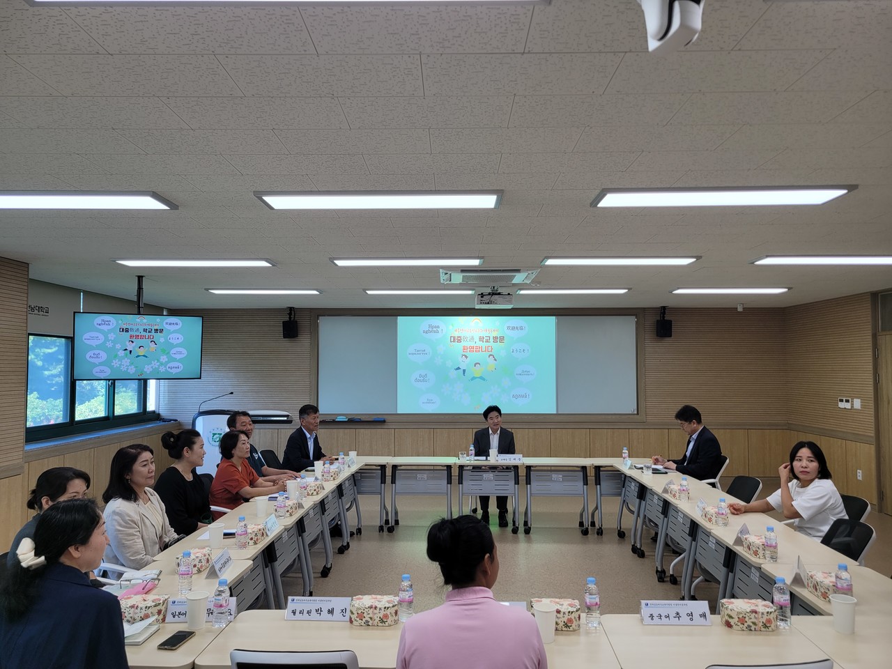 ▲김대중 교육감과 이중언어 공부방 관계자들이 31일 전남대학교 여수캠퍼스 글로벌교육원에서 대화의 시간을 갖고 있다. ⓒ전남교육청