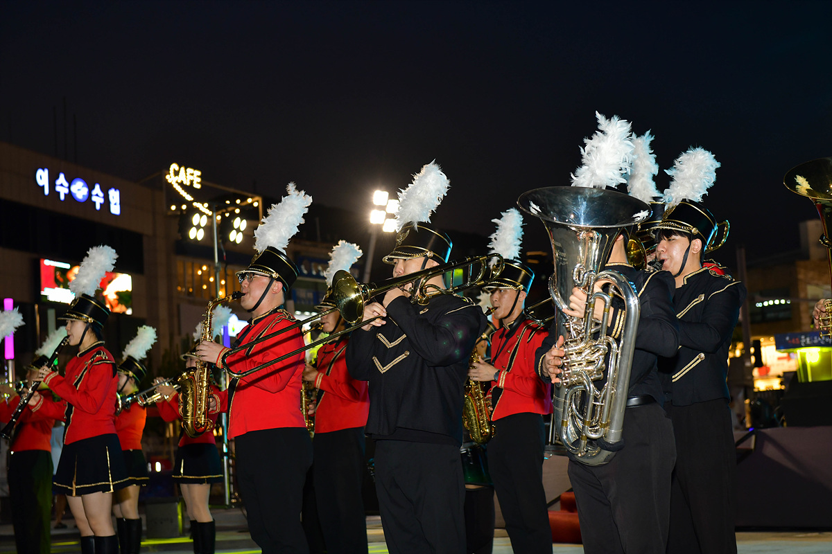 ▲여수시는 지난 8월 31일 이순신광장 특설무대에서 ‘함께 어울려 행복한 마칭퍼레이드’를 개최했다. ⓒ여수시