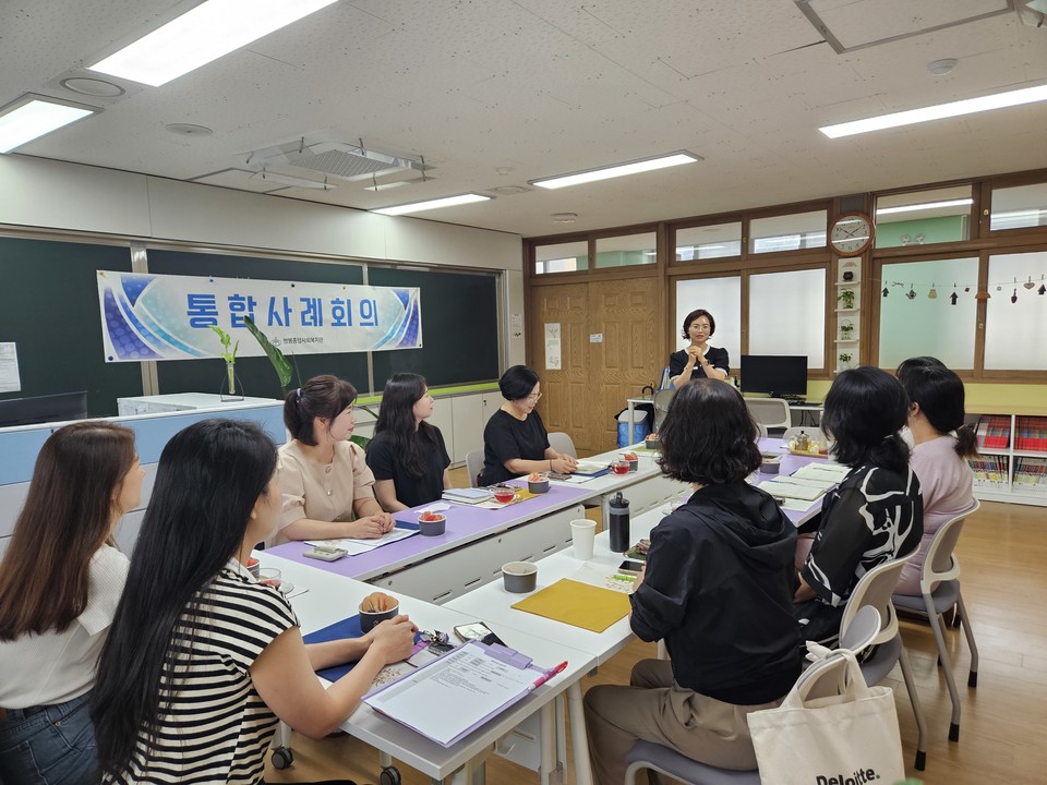 ▲민・관협력 통합사례회의를 통해 위기가정의 문제해결 및 맞춤형 복지서비스를 논의하고 있다.  ⓒ쌍봉복지관