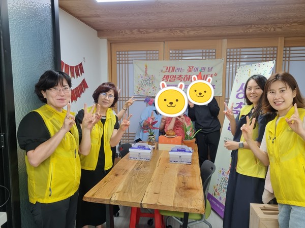 ▲ ⓒ 생일축하파티를 한 후, 기념 촬영