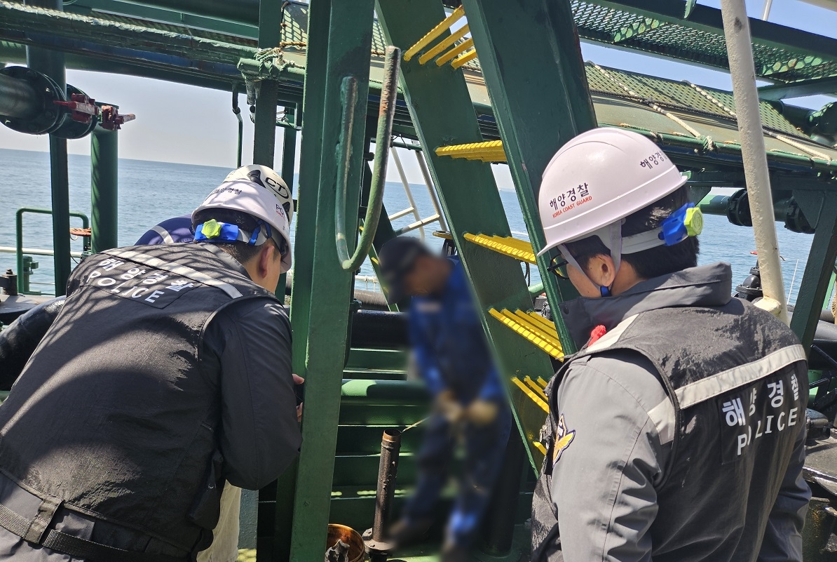 ▲해양오염사고 예방 점검에 나서는 해경 ⓒ여수해경
