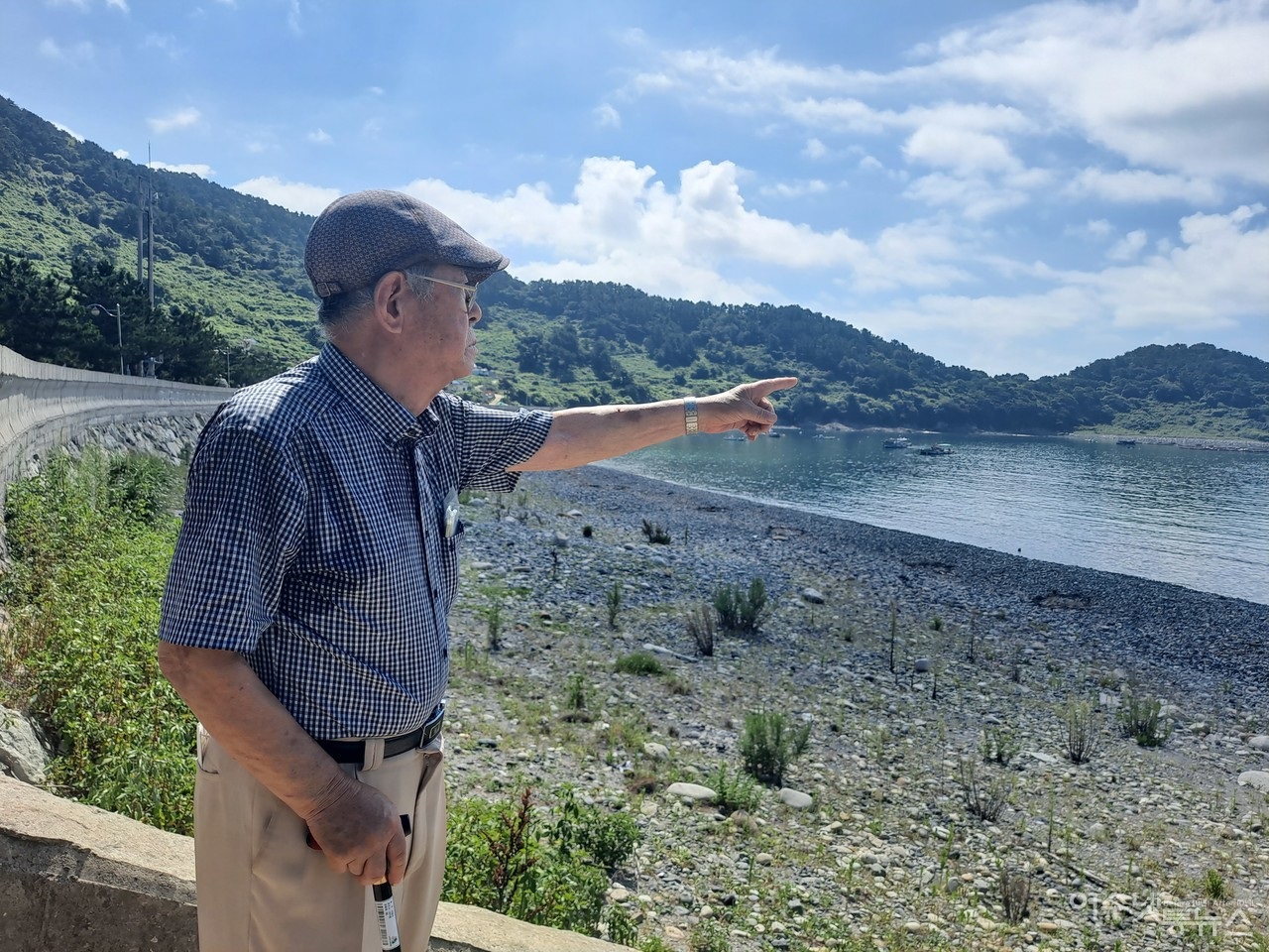 ▲ 이야포·두룩여 미군폭격사건 민간인 희생자 중 유일하게 살아남은 유족 이춘혁 어르신이 안도 이야포해변에서 그날의 참상을 이야기하고 있다. ⓒ조찬현