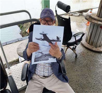 ▲피난민 학살 미군전폭기 F-80을 지목하고 있는 이춘혁 마지막 생존자 ⓒ양영제 작가