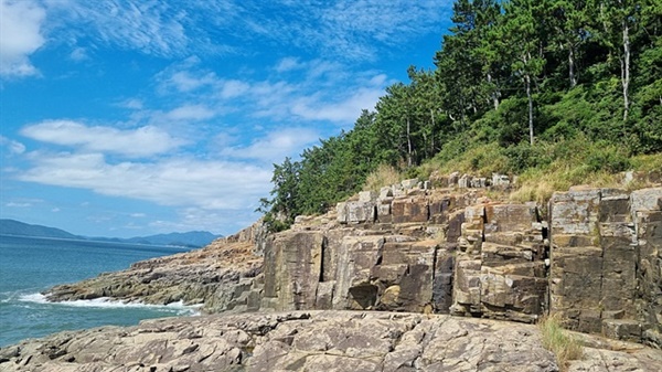 ▲낭도의 주상절리 주상절리는 마그마가 냉각 응고함에 따라 부피가 수축하여 생기는 다각형 기둥모양의 바위이다. 제주도와 무등산에 있는 주상절리와는 다르게 이곳 낭도의 주상절리는 사각형의 기둥모양을 하고 있다. ⓒ정영우
