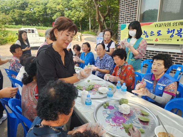 ▲ ⓒ추석을 맞이하여 함께 어우러진 추억의 송편빚기