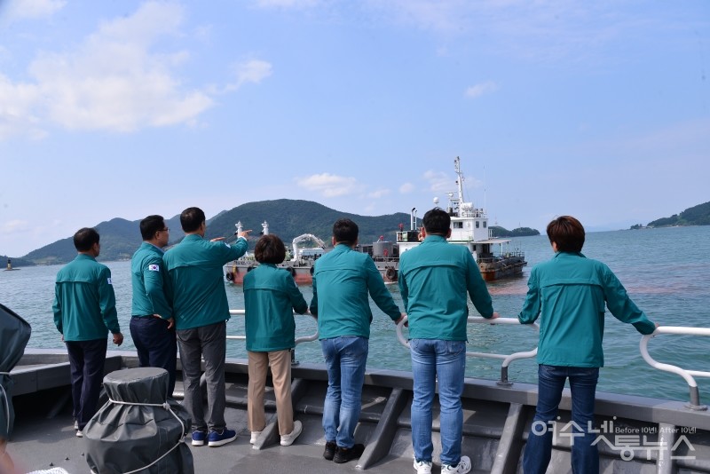 ▲여수시의회 해양도시건설위원회가 가두리 양식장을 찾았다.  ⓒ여수시의회