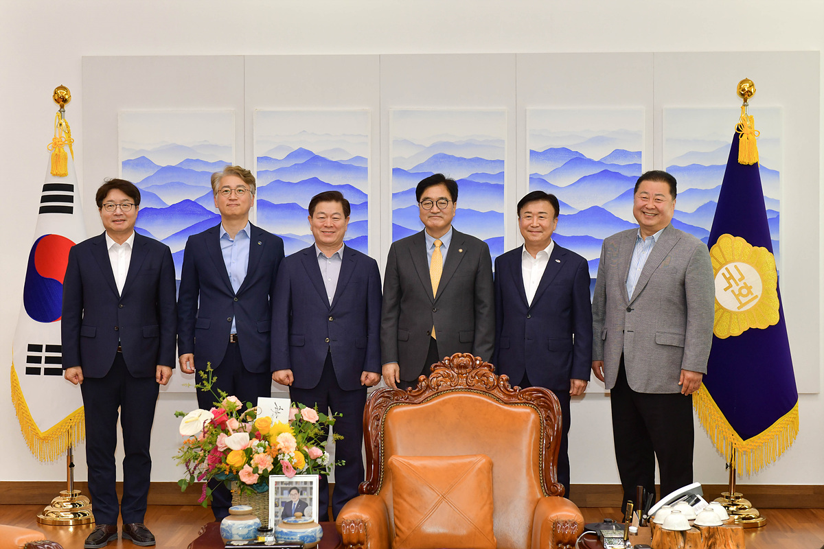 ▲ 정기명 여수시장이 우원식 국회의장을 만나 환담하고, ‘제33차 유엔기후변화협약 당사국총회(COP33) 유치’ 등 현재 추진 중인 굵직한 현안에 대한 적극적인 협조를 건의했다.ⓒ여수시