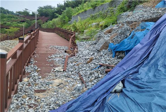 ▲조명연합수군 테마공원 절개지 붕괴 ⓒ여수시의회