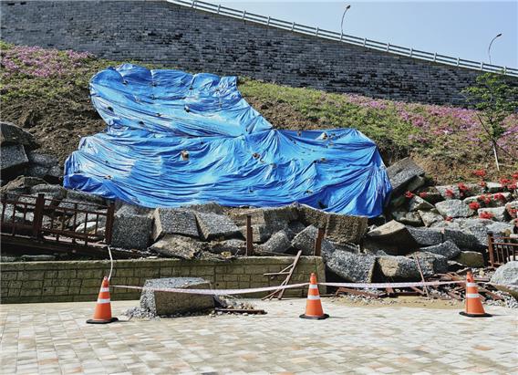 ▲조명연합수군 테마공원 절개지 붕괴  ⓒ여수시의회