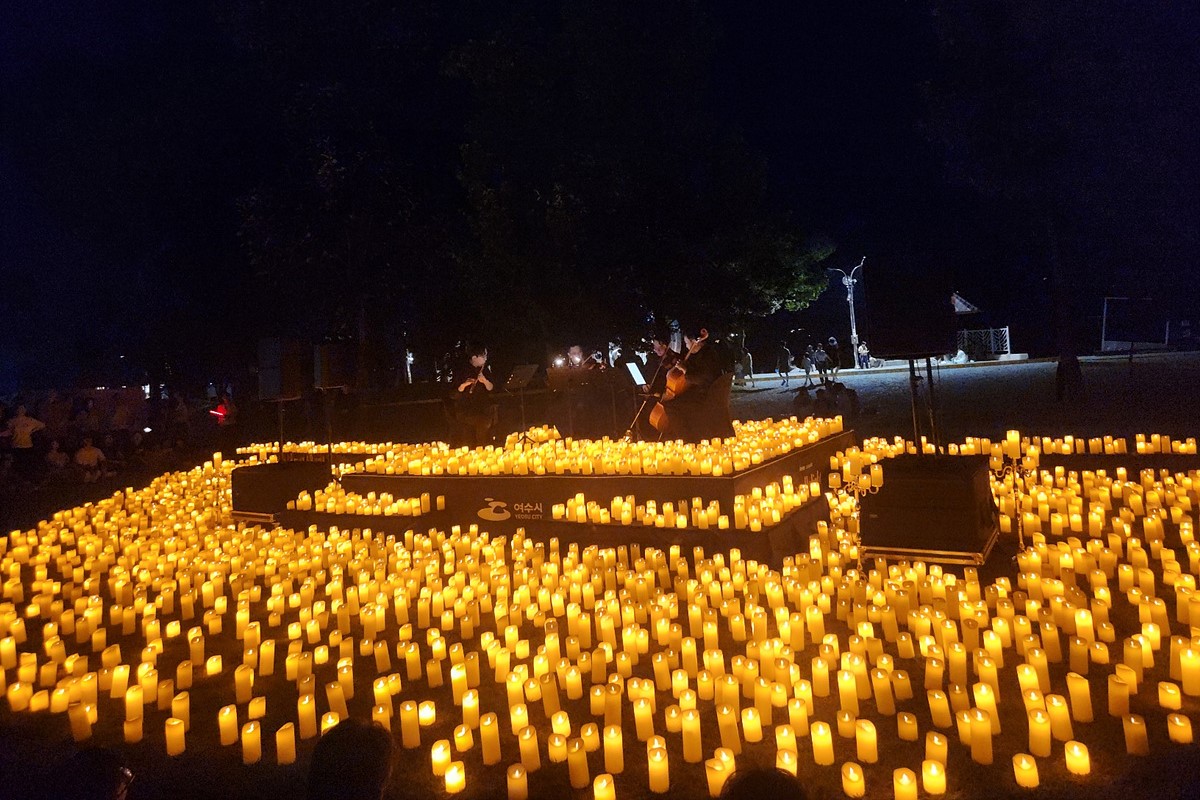 ▲ 지난 5일 오후 8시 웅천친수공원에서 ‘제1회 여수 국제 웹페스트’ 부대행사로 마련된 4천여 개의 촛불과 클래식의 향연 ‘캔들라이트 콘서트’에 800여 명이 참여해 성황을 이뤘다.ⓒ여수시
