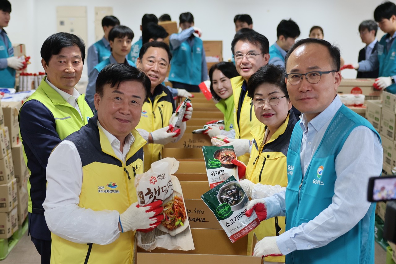 ▲GS칼텍스 한가위 사랑의 온정나누기 행사장에 참석한 주요 내빈과 GS칼텍스 인턴사원들이 소외이웃에 전달될 생필품 선물세트를 제작하고 있다. ⓒGS칼텍스