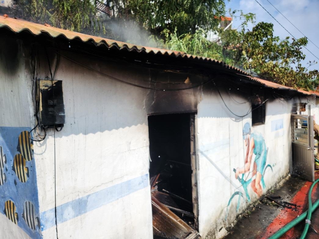 ▲ 화재로 인해 주택 내부가 전소됐다. ⓒ여수소방서 제공