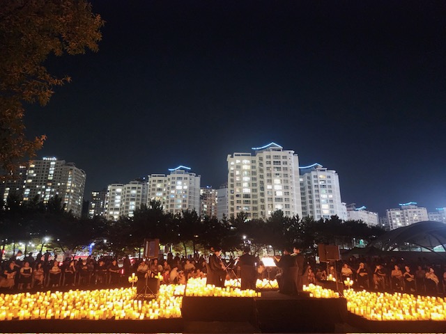 ▲여수시는 지난 6일 웅천친수공원에서 ‘리듬 오브 더 나이트, 여수(Rhythm of the night, Yeosu) 캔들라이트 콘서트’를 개최해 800여 명의 참여 속에 성공적으로 마무리됐다. ⓒ여수시