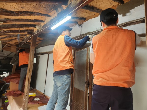 ▲ ⓒ여천NCC(주)가복봉사단 추석명절을 앞두고 페이트  도색,  집안곳곳 대청소 실시