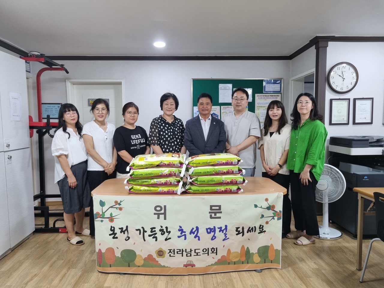 ▲ 지난 9일 주종섭 의원이 사회복지시설을 방문해 위문품을 전달했다. ⓒ전남도의회