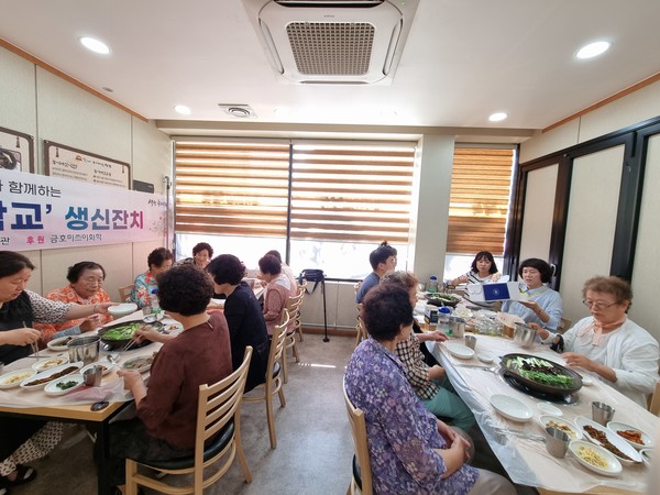 ▲ 이용자와 봉사자가 함께하는 생신잔치