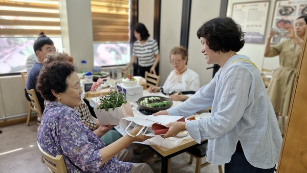 ▲ 선물을 전달해주는 모습