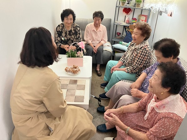 ▲ ‘기억키움학교’ 친구들과 함께 담소 중~~~